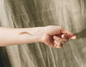 makijaż permanentny brwi a zmiana koloru zdjęcie przedstawia przykładowy zarys brwi