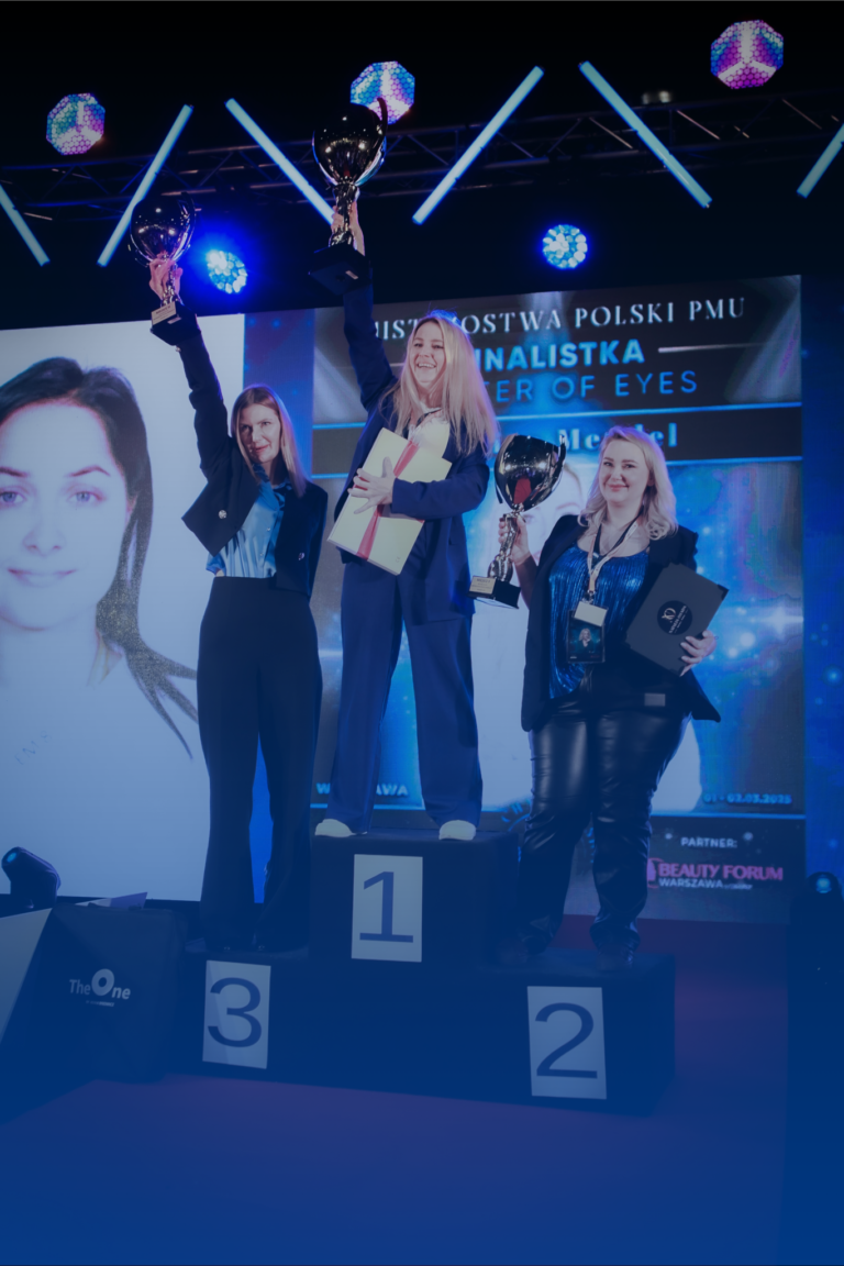 Mistrzynie z pucharami na podium